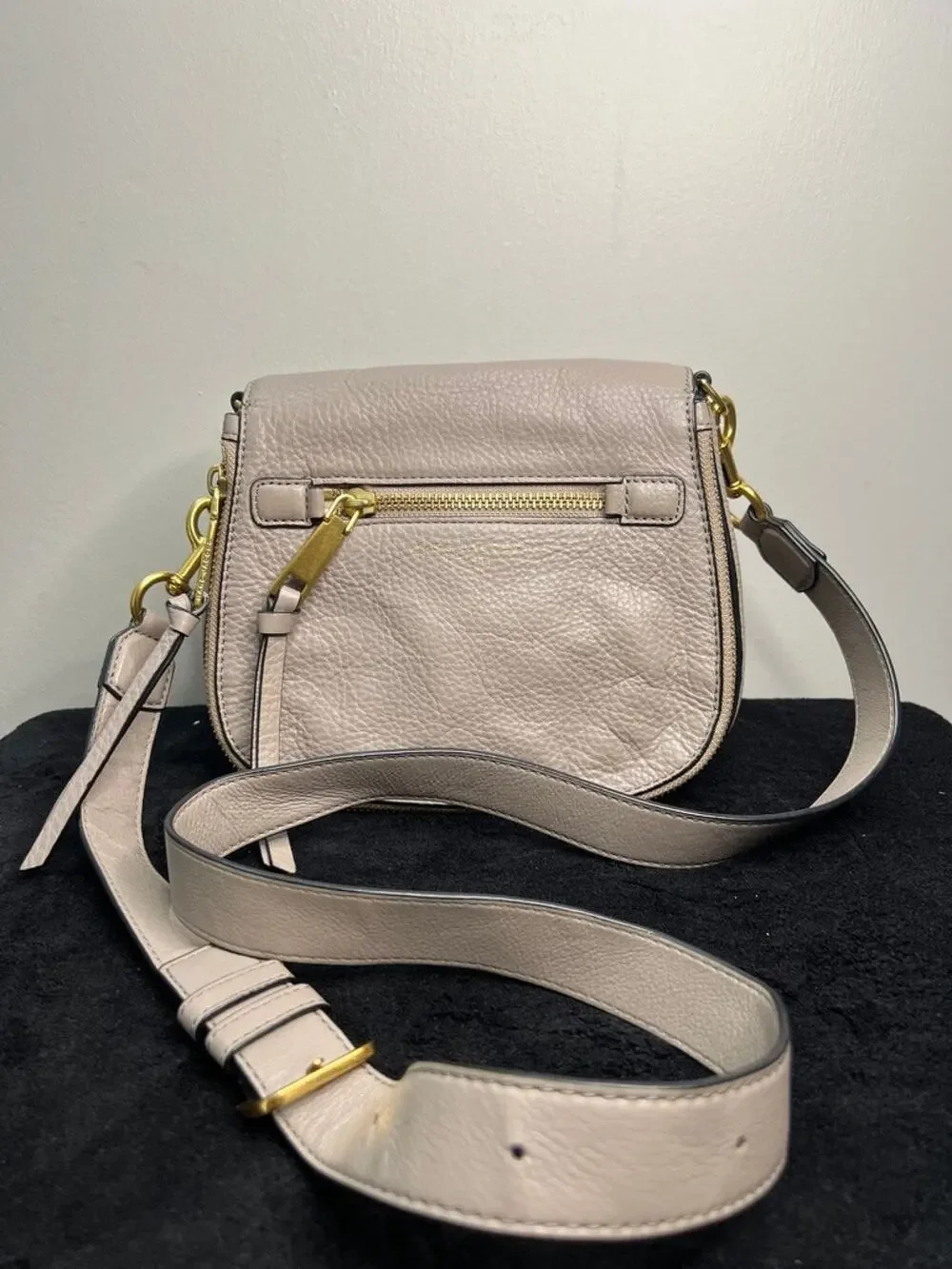 Marc Jacobs Recruit Nomad Pebbled Leather Saddle Crossbody Bag Taupe Gray